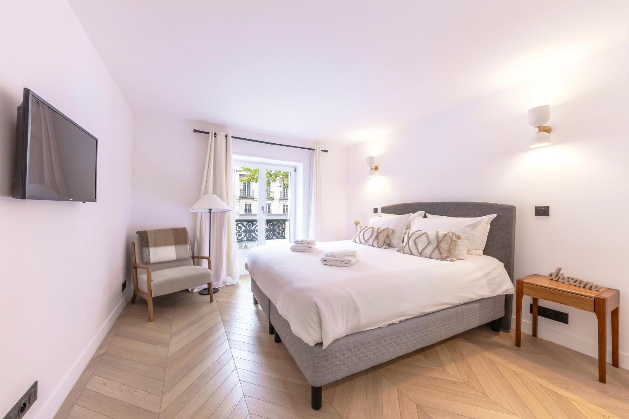 Brand New 3 Bedrooms Facing Madeleine/st Honore Appartement Parijs