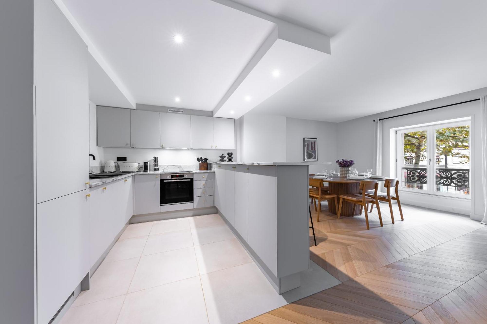 Brand New 3 Bedrooms Facing Madeleine/st Honore Parijs