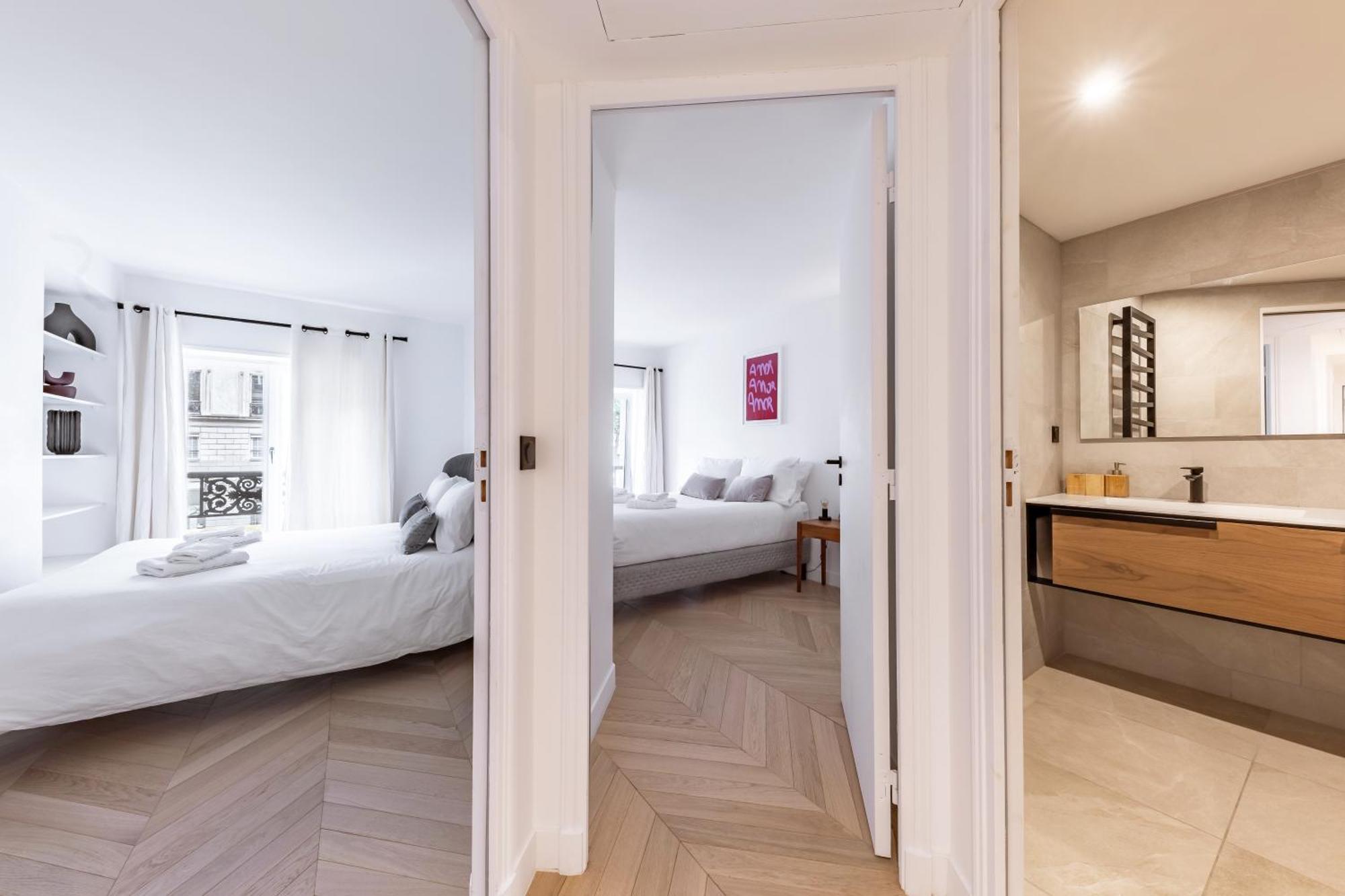 Brand New 3 Bedrooms Facing Madeleine/st Honore * Parijs