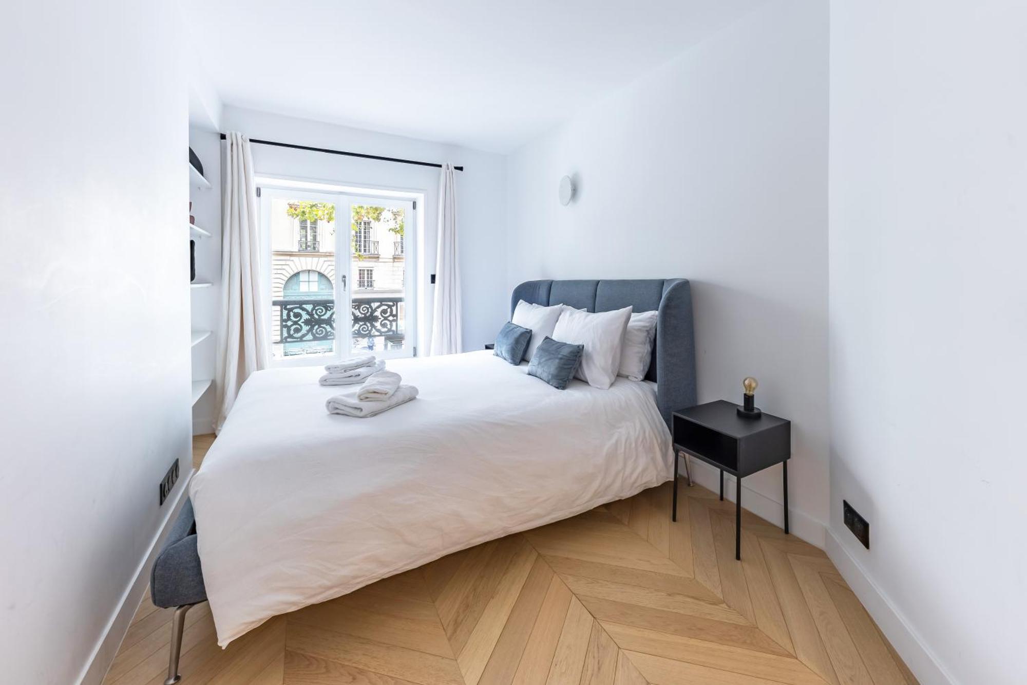 Brand New 3 Bedrooms Facing Madeleine/st Honore Appartement Parijs