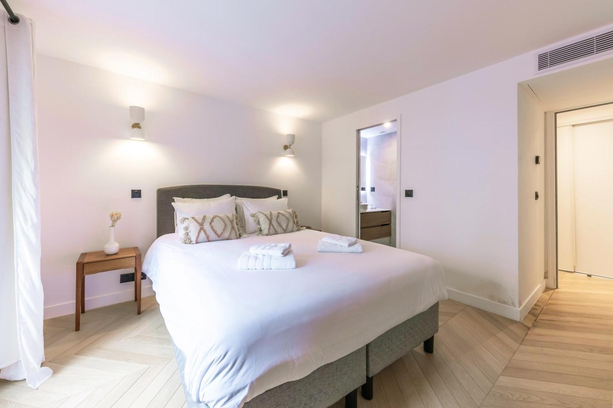 Brand New 3 Bedrooms Facing Madeleine/st Honore Appartement